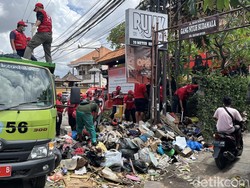 Sampah Sisa Banjir di Jalan Imam Bonjol Mulai Diangkut