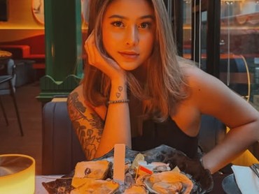 Curhat Putus dari Pacar Bule, Awkarin Dilirik Pria Dubai: Akan Kujadikan Halalku