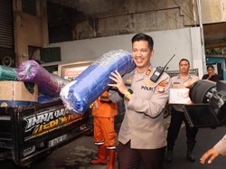 Polisi Salurkan Bantuan Kasur hingga Selimut ke Korban Kebakaran di Senen