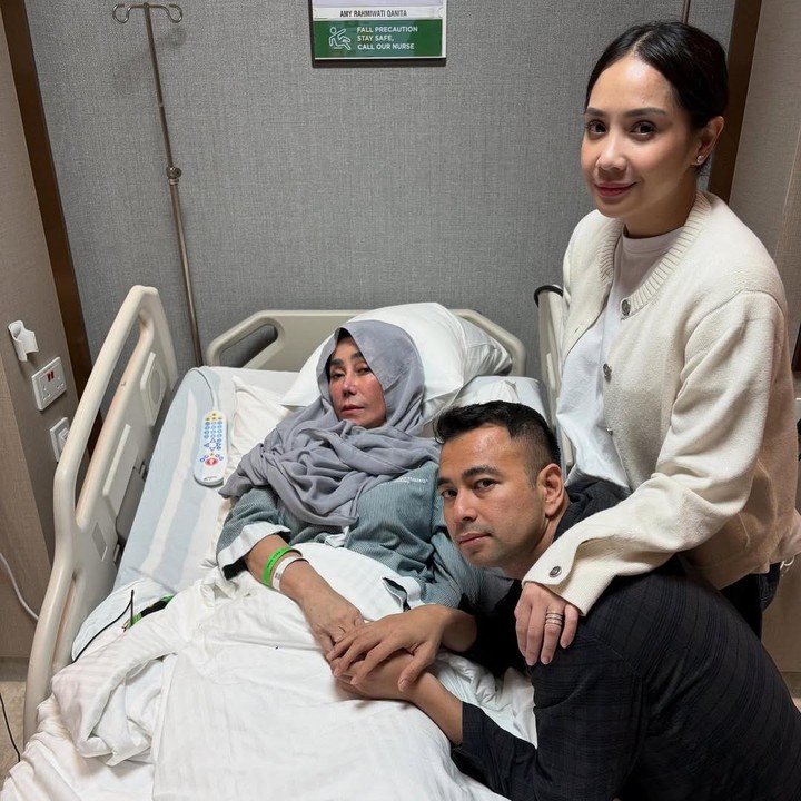 <p>Beberapa waktu lalu, Raffi sempat mengungkap kondisi kesehatan sang Bunda yang menurun dan mesti mendapat perawatan intensif di rumah sakit. Menurut pria 38 tahun ini, ibundanya yang akrab disapa Mama Amy harus dirawat lantaran mengalami saraf kejepit di kepala dan penggumpalan darah. "Memang sudah lama ada saraf kejepit di kepala, terus ada penggumpalan darah dan sudah sampai ke otak. Jadi, di kepalanya itu sudah komplikasi," kata Raffi dalam acara <em>For Your Pagi (FYP)</em> di Trans7. (Foto: Instagram @raffinagita1717)</p>