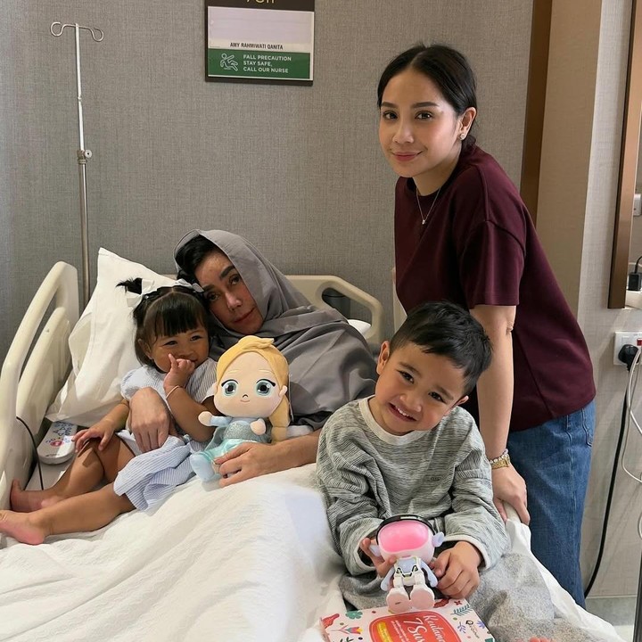 <p>Dalam unggahan di Instagram, Raffi membagikan potret saat ibundanya ditemani oleh ketiga anak Raffi, yakni Rafathar, Rayyanza, dan Ranayma atau Lily. Di unggahan tersebut, Raffi secara khusus menuliskan doanya untuk sang Bunda. "Ya Allah, sembuhkan Nenek @amy_r_qanita tercinta. Panjangkan usianya, kuatkan raganya, dan beri kesempatan semua cucu-cucunya untuk terus membahagiakan Nenek @amy_r_qanita," tulis Raffi. (Foto: Instagram @raffinagita1717)</p>