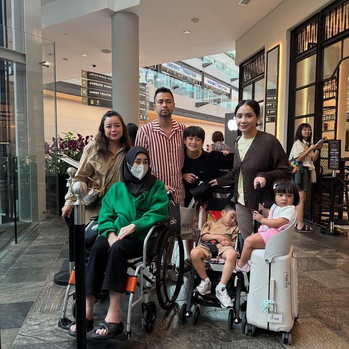 <p>Aktor dan presenter Raffi Ahmad diketahui beberapa hari terakhir berada di Singapura. Hal ini lantaran Raffi menemani ibundanya, Amy Qanita yang dirawat di sana. Raffi tak sendiri, ia membawa serta keluarganya termasuk istri dan ketiga anaknya, Bunda. (Foto: Instagram @raffinagita1717)</p>