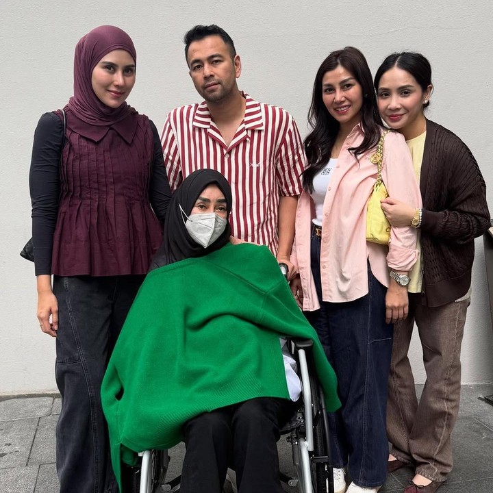 <p>Selama di Singapura, Mama Amy tak hanya menjalani perawatan, tetapi juga operasi. Keputusan tersebut diambil lantaran Mama Amy sudah beberapa kali pingsan karena kondisi medisnya. "Cuman memang beberapa kali <em>blackout</em>, pingsan tiap kali ada pikiran. Pingsan, pingsan, beberapa kali disuruh operasi gitu suka enggak mau kan. Ya sudahlah pas kemarin tiba-tiba, memang sudah seminggu pulang (ke rumah), ke rumah sakit, pulang itu di Bandung, sampai akhirnya ke Singapura," ujar Raffi. (Foto: Instagram @raffinagita1717)</p>