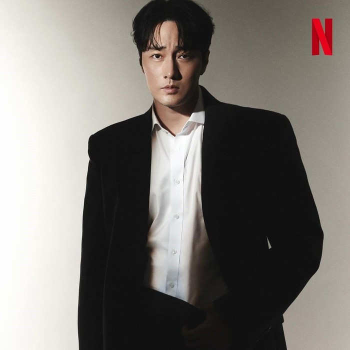 So Ji Sub yang dikenal cukup sering berlakon di drama aksi, akan menampilkan citra noir-nya sekaligus sisi realitasnya sebagai seorang ayah dalam Manager Kim./ Foto: instagram.com/51k_official