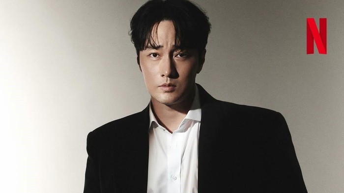 Bagi-bagi Emas Lagi! So Ji Sub Hadiahkan Emas untuk 300 Kru Drakor Agent Kim Reactivated