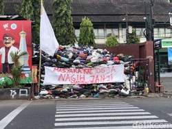 Muncul Spanduk Nagih Janji di Gunungan Sampah Depo Katamso Jogja