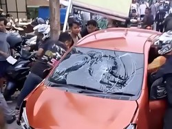 Viral Mobil Diamuk Massa Gegara Kabur Usai Tabrak Sejumlah Pengendara di Bogor