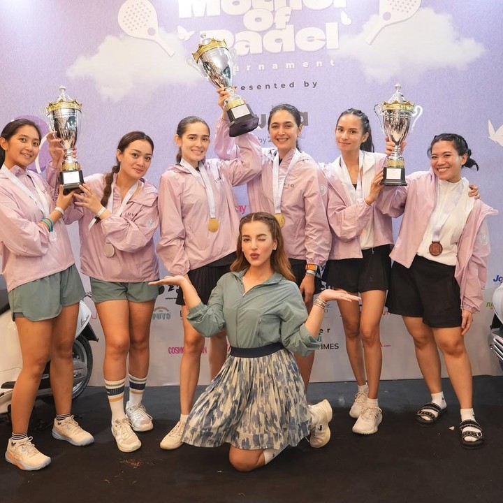 <p>Selebgram di bidang <em>fashion and beauty </em>yang satu ini baru saja mengadakan lomba padel dalam rangka ulang tahun produk kosmetiknya, Mother of Pearl (MOP). Hal ini diketahui langsung melalui beberapa foto yang dibagikan di Instagram pribadinya.&nbsp;(Foto: Instagram@tasyafarasya)</p>