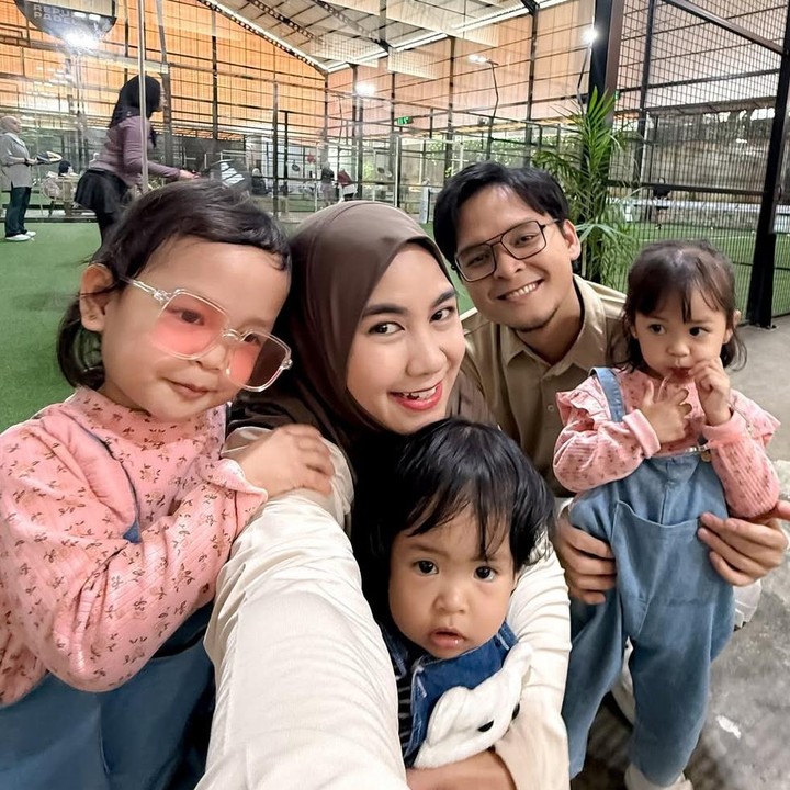 <p>Belakangan, Anisa sedang gemar&nbsp;melakukan olahraga padel yang kini tengah naik daun, Bunda. Dalam&nbsp;beberapa momen, Anisa juga sering terlihat mengajak putri kembarnya Alma dan Alsa untuk meneaninya bermain padel. (Foto: Instagram @anisarahma_12)</p>