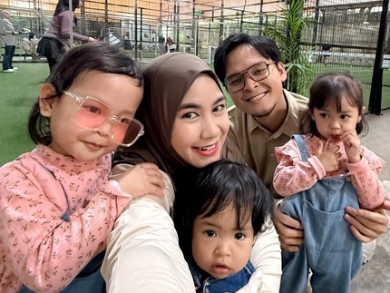 5 Potret Alma & Alsa Putri Kembar Anisa Rahma, Suka Ikut Sang Bunda ke Lapangan Padel