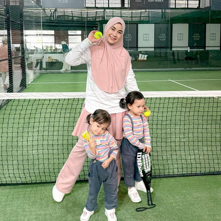 <p>Anisa kerap tampil senada dengan kedua putrinya, Bunda.&nbsp;<em>Outfit</em> yang serasi ini bikin <em>vibes</em> mereka layaknya&nbsp;<em>bestie,&nbsp;</em>ketimbang Bunda dan anak. "Saat-saat menyenangkan bersama sahabat padelku!" tulis Anisa lewat <em>postingannya</em> di Instagram. (Foto: Instagram @anisarahma_12)</p>