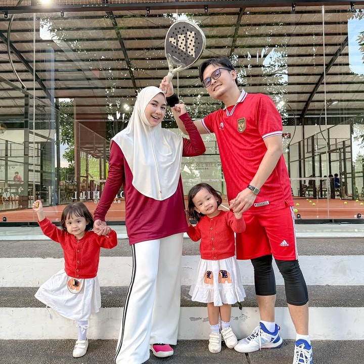<p>Tak hanya Si Kembar, Anisa juga kerap ditemain suaminya saat melakukan olahraga padel. Dalam salah satu kesempatan,&nbsp;Alma dan Alsa&nbsp;bersama ayahnya tampil kompak dengan <em>outfit</em> serba merah. Ketiganya turut mendukung sang Bunda&nbsp;yang ikut kompetisi&nbsp;padel. (Foto: Instagram @anisarahma_12)</p>