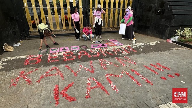 Aliansi Perempuan Indonesia menggelar aksi tabur bunga di depan Polda Metro Jaya, menuntut pembebasan Direktur Lokataru, Delpedro Marhaen dkk.