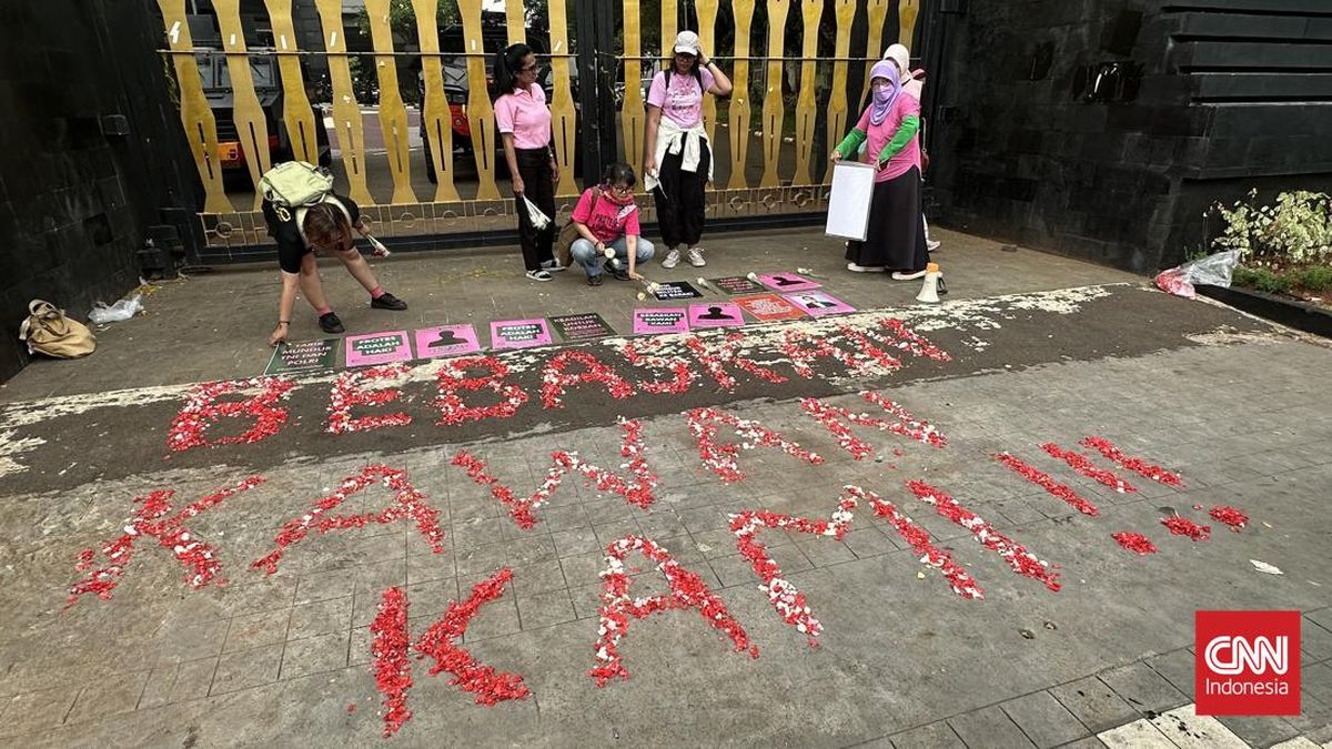 Aliansi Perempuan Tabur Bunga di Polda Metro: Bebaskan Delpedro Dkk