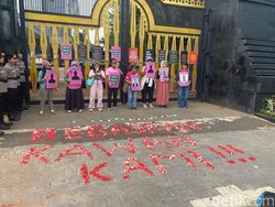 Aksi Damai di Depan Polda Metro Minta Bebaskan Delpedro dkk