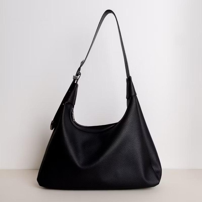 Panjang strapnya bisa diatur sesuai kebutuhan. Nggak hanya itu, kapasitasnya yang muat laptop bikin tetap praktis untuk sehari-hari.