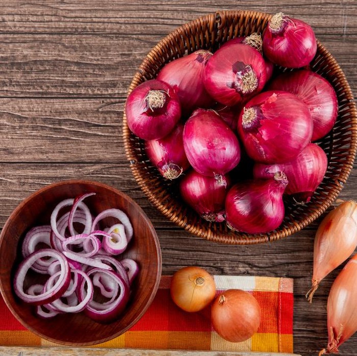 Bawang bukan hanya penambah rasa, tetapi juga mengandung antioksidan dan senyawa alami yang baik untuk metabolisme. Dengan menambahkan bawang ke dalam masakan, cita rasa meningkat tanpa perlu banyak bumbu tinggi kalori. Harganya yang murah menjadikannya pilihan cerdas untuk mendukung diet hemat.