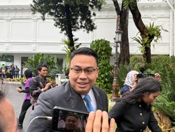 Dikabarkan Digeser ke PCO, Wamenkomdigi Angga Raka Merapat ke Istana