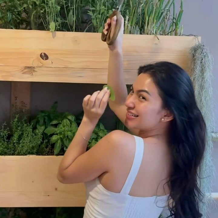 <p>Alih-alih memesan makanan, Ariel justru turun langsung menyiapkan hidangan spesial untuk sahabatnya itu. Melalui unggahan di Instagram Didiet, terlihat jelas bagaimana Ariel tampil total. Ia memasak<em> beef steak medium</em> yang dipadukan dengan <em>garlic</em> dan sage segar hasil petikannya dari tanaman herb mini di rumahnya. Di salah satu sudut dapurnya, ada rak tumbuhan sage yang ditaanamnya sendiri. (Foto: Instagram @arieltatum)</p>
