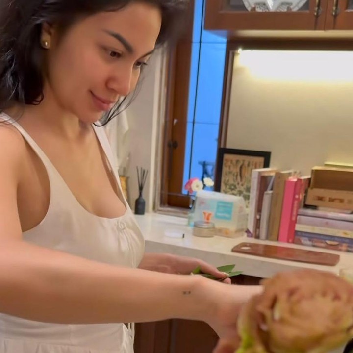 <p>"Sabtu malam lalu aku diundang adikku Ariel untuk mencoba masakannya. Di awal kukira Ariel akan pesan semua menu2 itu ternyataaaaaaa DIA MASAK SEMUA SENDIRI!!" tulis Didiet melalui postingan di Instagramnya. (Foto: Instagram @arieltatum)</p>