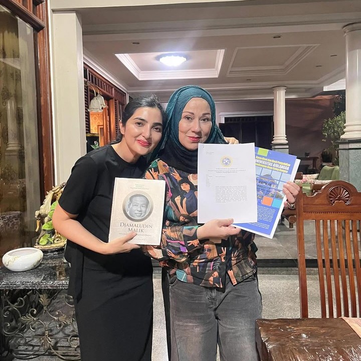 <p>Penyanyi Ashanty saat ini diketahui tengah menyiapkan disertasi untuk menyelesaikan pendidikan S3-nya. Dalam disertasinya, Ashanty mesti mewawancarai narasumber, di mana beberapa di antaranya adalah sahabat artis. Dalam unggahan di Instagram, Ashanty membagikan potret saat ia tengah mewawancarai sahabat artis sebagai narasumber, Bunda. (Foto: Instagram @ashanty_ash)</p>