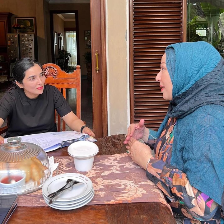 <p>Salah satu public figure yang diwawancarai Ashanty adalah penyanyi senior Camelia Malik. Ashanty mengungkap perasaan bahaginya bisa langsung bertemu sang penyanyi untuk mendapatkan materi disertasi. "Masyaallah luar biasa Ibu @cameliamalikreal. Biasa ketemu ditempat ramai saling sapa dan bicara seadanya. Kali ini dapat langsung ngobrol2 hampir 3,5 jam bersama beliau.. yg awal nya Wawancara untuk Desertasi saya, akhirnya bisa mengenal beliau lebih jauh," tulisnya di Instagram. (Foto: Instagram @ashanty_ash)</p>