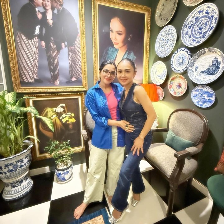 <p>Unggahan Ashanty di Instagram yang sedang sibuk menyiapkan disertasi turut dikomentari oleh Yuni Shara. Penyanyi 53 tahun itu memberikan semangat kepada istri Anang Hermansyah ini. "Semangaaattt... bentar lagi kelar .. Amin," tulisnya. Perlu diketahui, pada April lalu, Ashanty mengumumkan bahwa ia lulus ujian proposal disertasi. Bunda dua anak ini diketahui tengah menempuh pendidikan S3 di Universitas Airlangga (Unair) dengan jurusan Pengembangan Sumber Daya Manusia. (Foto: Instagram @ashanty_ash)</p>