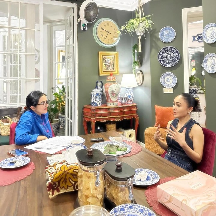 <p>Artis lain yang juga menjadi narasumber disertasi Ashanty adalah penyanyi Yuni Shara. Kakak dari Krisdayanti ini diwawancarai Ashanty langsung di rumahnya. "Secangkir teh panas, dan obrolan santai dengan Bunda yg awet muda dan baik hati. Terima kasih untuk waktu nya, menjadi salah satu informan<em> in-depth interview</em> Desertasi saya," ungkap Ashanty. (Foto: Instagram @ashanty_ash)</p>