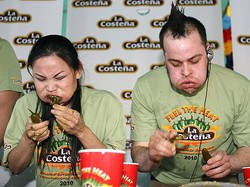 5 Kompetisi Makan Paling Heboh di Dunia, Makan Cabe hingga Tiram!
