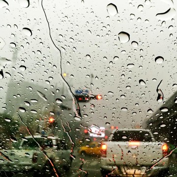 5 Hal yang Tidak Boleh Dilakukan saat Hujan Lebat dan Petir, Bisa Berakibat Fatal!