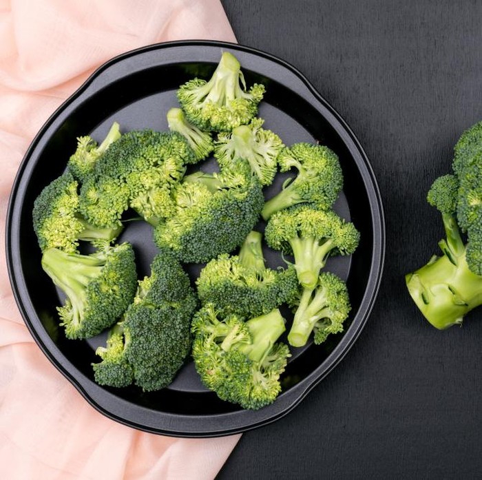 Brokoli dikenal sebagai sayuran hijau yang kaya vitamin dan serat penting. Harganya terjangkau dan mudah didapat di pasar maupun supermarket. Dengan rutin mengonsumsinya, rasa kenyang lebih lama tercapai tanpa menambah banyak kalori.