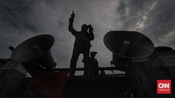 FOTO: Demo Ojol di Depan DPR