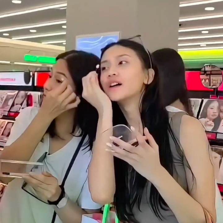 <p>Dalam video yang dibagikan, Dian <em>memposting</em> momen saat ia dan Leya tengah sibuk mencoba produk kosmetik di depan cermin. Dian terlihat mengajak Leya bicara dan membuat remaja 18 tahun ini sesekali tersenyum. (Foto: Instagram @therealdisastr)</p>