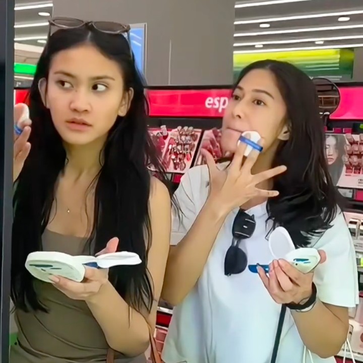 <p>Melalui unggahan di Instagram, Dian membagikan momen kebersamaannya dengan Leya selama di Busan. Kedua pemeran Cinta ini tampak menghabiskan waktu di toko kosmetik untuk mencoba beberapa produk bersama. "Ketemu Cinta di Busan," tulis Dian dalam unggahannya. (Foto: Instagram @therealdisastr)</p>