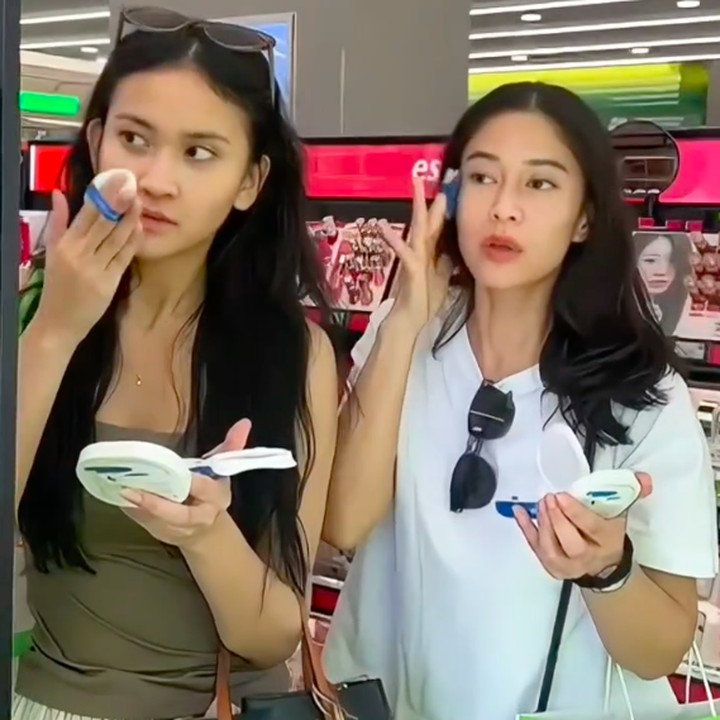 <p>Unggahan Dian Sastrowardoyo ini menuai beragam komentar dari netizen, Bunda. Beberapa di antaranya memuji paras keduanya yang canti. Tak sedikit bahkan yang menganggap Dian memiliki paras mirip dengan Leya. "Duo cinta dan kok sekilas kayak mirror yaa. mirip," tulis akun @ci***. "Kok jadi mirip yaaa," ujar @ma***. "Eh mirip... Semuanya cantik... Cintaaa," ungkap akun @sa***. (Foto: Instagram @therealdisastr)</p>