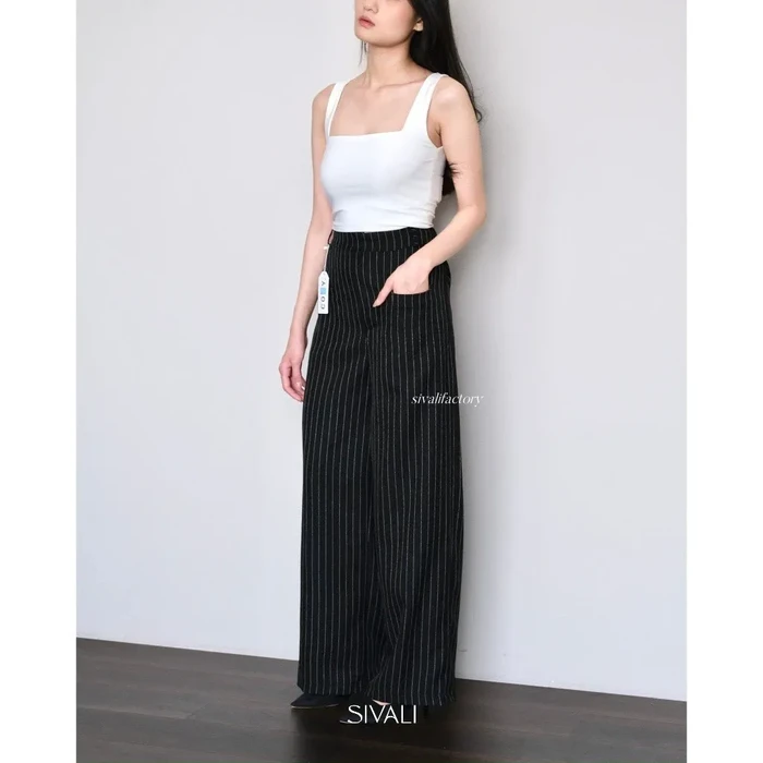 Elora pants dari brand SIVALI adalah celana dengan model wide-leg bermotif stripe. Bahan semiwool membuat celana ini elegan, sementara motif stripe memberi kesan formal tapi tetap santai.