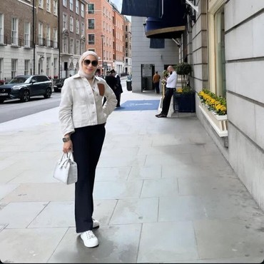 7 Gaya Santai Erin Taulany Nongkrong Bareng Teman di London Usai Digugat Cerai Keempat Kali