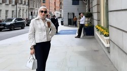 7 Gaya Santai Erin Taulany Nongkrong Bareng Teman di London Usai Digugat Cerai Keempat Kali