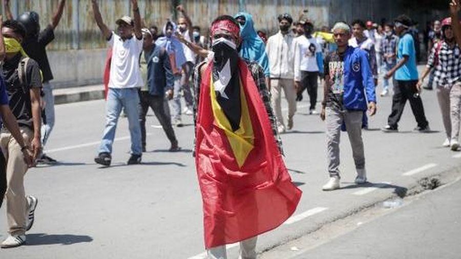 A firefighter extinguishes a blaze set alight by university students protesting the parliaments plan to buy 65 SUVs for lawmakers in Dili, East Timor, on September 16, 2025. East Timor police fired tear gas on September 16 at protesters railing for the second day against a plan to buy new official cars for lawmakers, which became the latest flashpoint in one of the poorest nations in Southeast Asia. (Photo by VALENTINO DARIELL DE SOUSA / AFP)