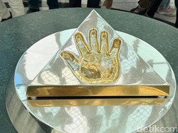 Cetakan Tangan Emas Presiden Pertama Kazakhstan di Puncak Menara 105 Meter