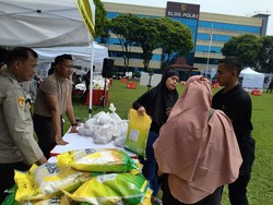 Antusiasnya Ibu-ibu Borong Sembako di Gerakan Pangan Murah Polri