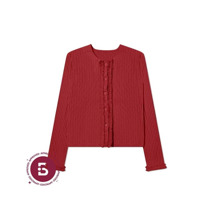 Cardigan ini hadir dengan tekstur crinkle dan detail ruffle di tepiannya, memberikan kesan playful tapi tetap classy.