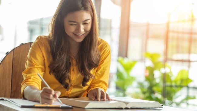 Dengan memperbanyak latihan soal TKA SMA Bahasa Inggris, siswa lebih siap dalam menghadapi tes. Pelajari contoh soal TKA Bahasa Inggris dan jawabannya.