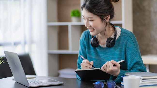 Kini, member ShopeeVIP bisa menikmati akses gratis Duolingo Super selama 1 bulan untuk belajar berbagai bahasa baru dengan cara yang lebih fleksibel dan seru.