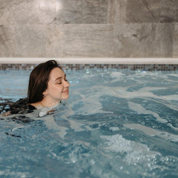 Renang merupakan aktivitas yang kuat untuk kesehatan otak. Anak-anak yang rutin berenang akan lebih cerdas karena pertumbuhan saraf dan perkembangan kognitif ya lebih cepat.