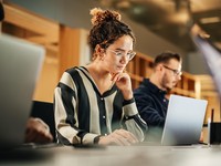 Cara Sistem Modern Membentuk Akses dan Kepercayaan dalam Bisnis