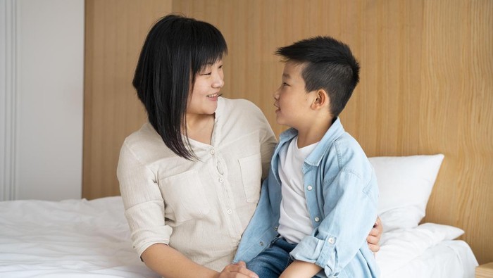 Orang tua dapat melatih cara anak mengolah perspektif terhadap diri sendiri dengan bertanya. Ajak anak untuk memposisikan diri sebagai orang lain.