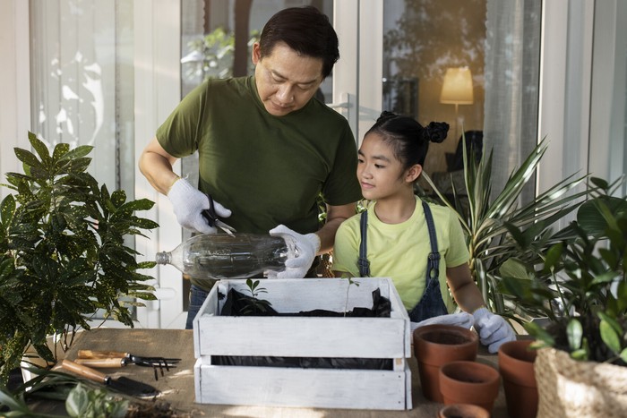 “Kesalahan adalah Cara Kita Belajar”
Mengucapkan kalimat di atas artinya orang tua menganggap kesalahan adalah hal yang wajar dan lewat kesalahan bisa membuatnya mendapatkan pelajaran baru.