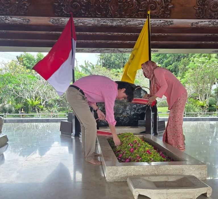 Kartika Sari Dewi dan Kiran Ziarah ke Makam Soekarno