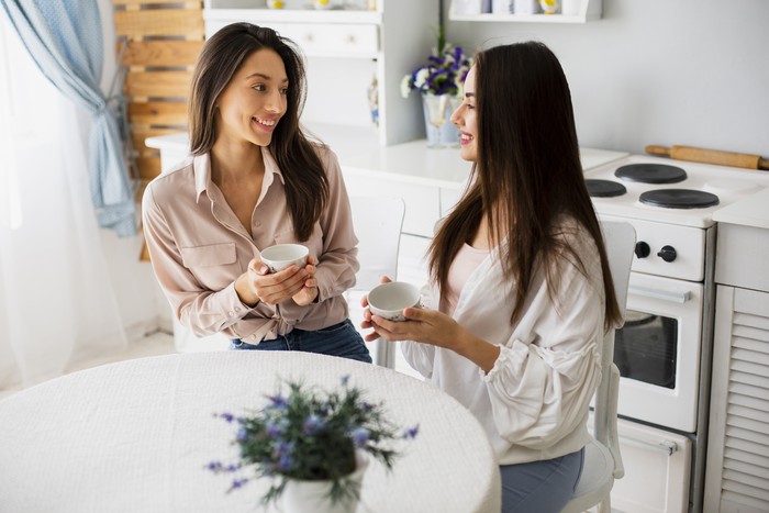 Kata-kata bisa jadi penyemangat atau justru melukai lebih dalam dari yang terlihat. Ada kalanya ucapan lembut tapi menyindir terdengar manis di permukaan, tapi membawa rasa tidak nyaman.